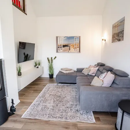 Haus Kuestenbrise - Urlaub Mit Hund An Der Kueste Mit Eigenen Garten, Sauna Und Gemuetlichen Kaminfeuer * Schweiburg
